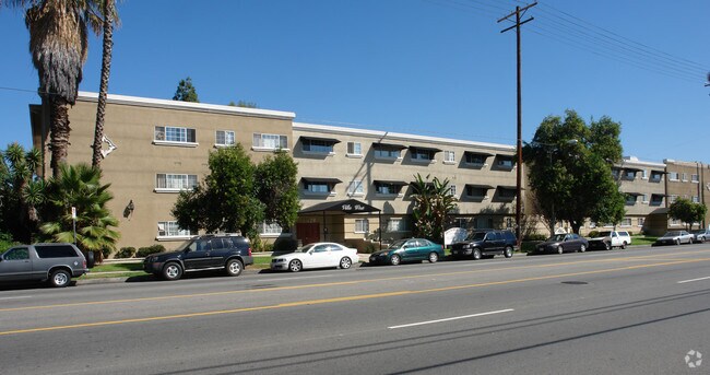 Building Photo - Villa West