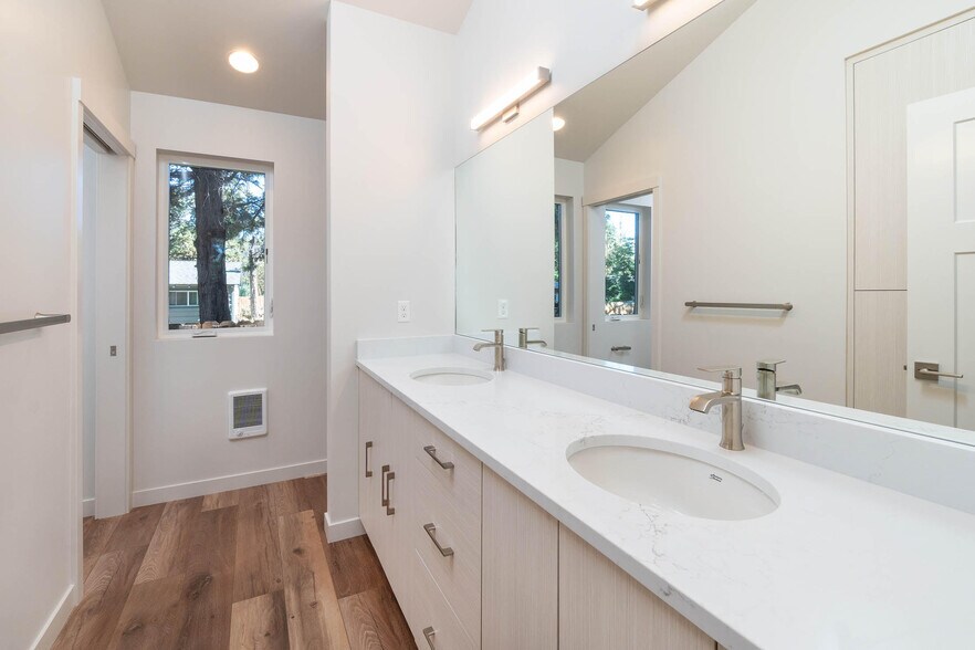 Building Photo - 1262 NE Burnside Ave