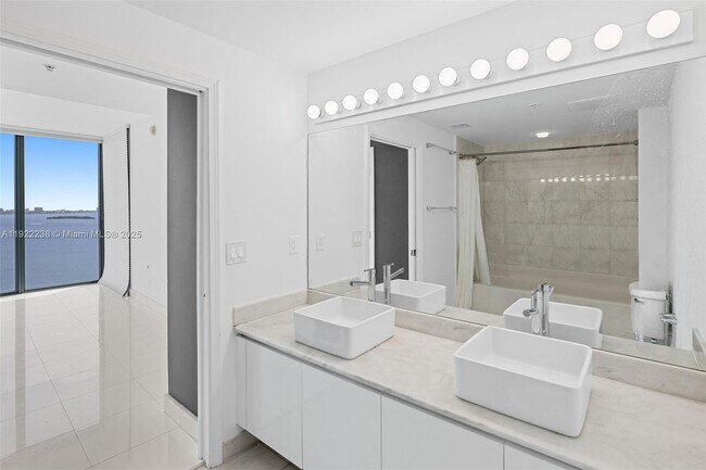 Building Photo - 601 NE 36th St