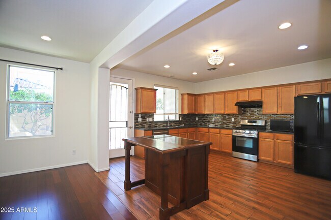 Building Photo - 1090 W Caroline Ln
