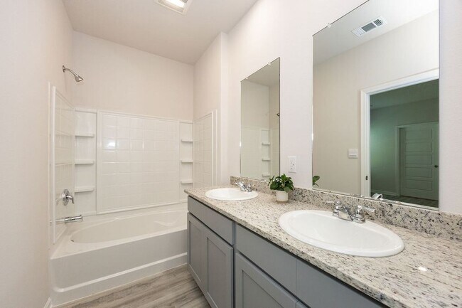 Building Photo - 1020 Renova Dr