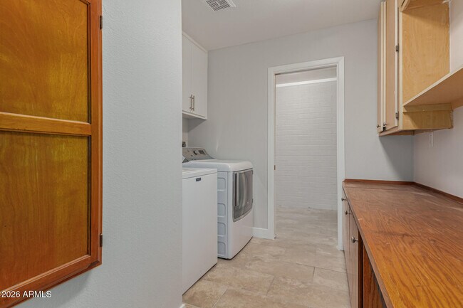 Building Photo - 1835 E Yale Dr