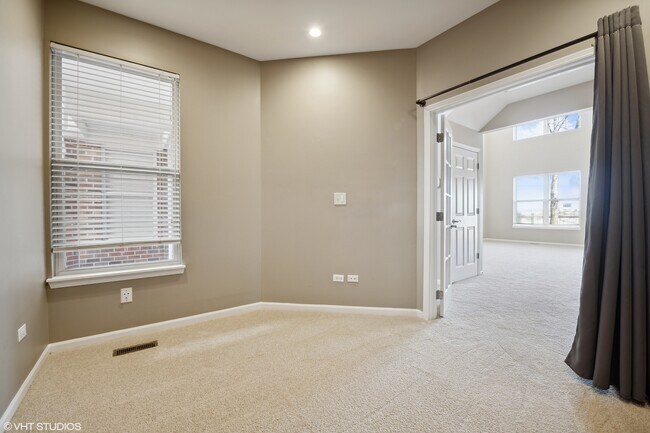 Building Photo - 1706 Buckingham Dr