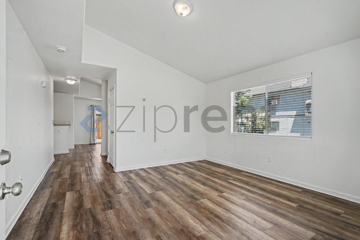 Building Photo - Unit D