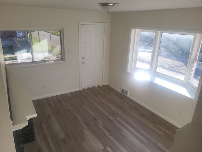 Building Photo - Newly Renovated 2 Bed, 1 Bath Home in Hazelwood - Available Immediately!