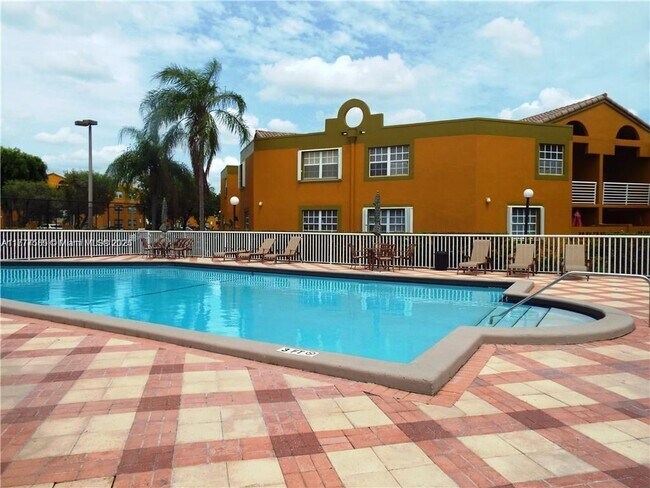 Building Photo - 9725 Fontainebleau Blvd