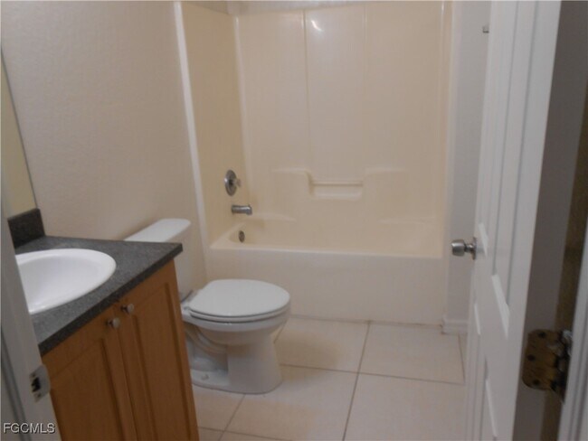 Building Photo - 4944 Golfview Blvd