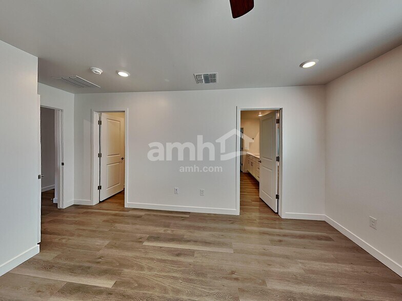 Building Photo - 18489 W El Cortez Pl