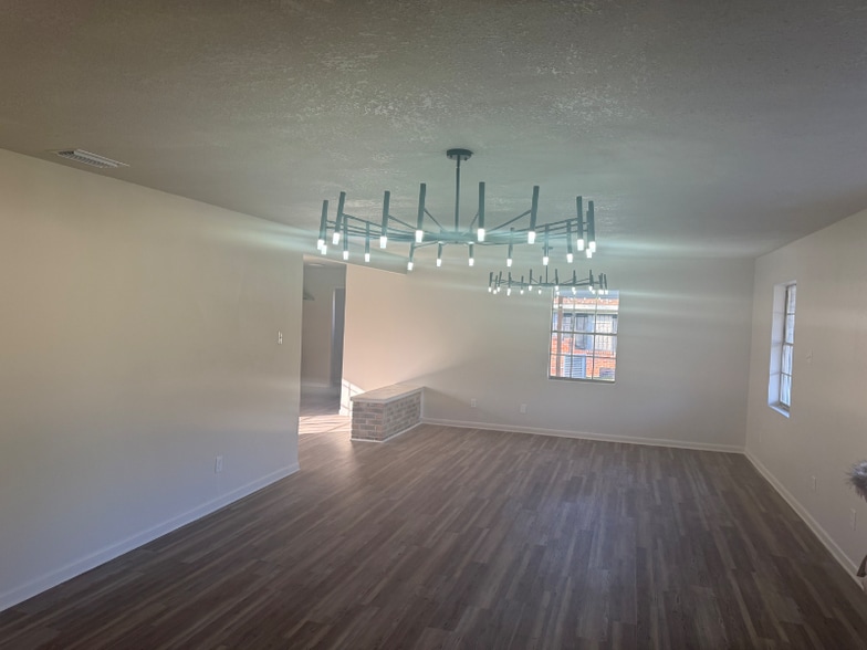 Building Photo - 910 Moran St