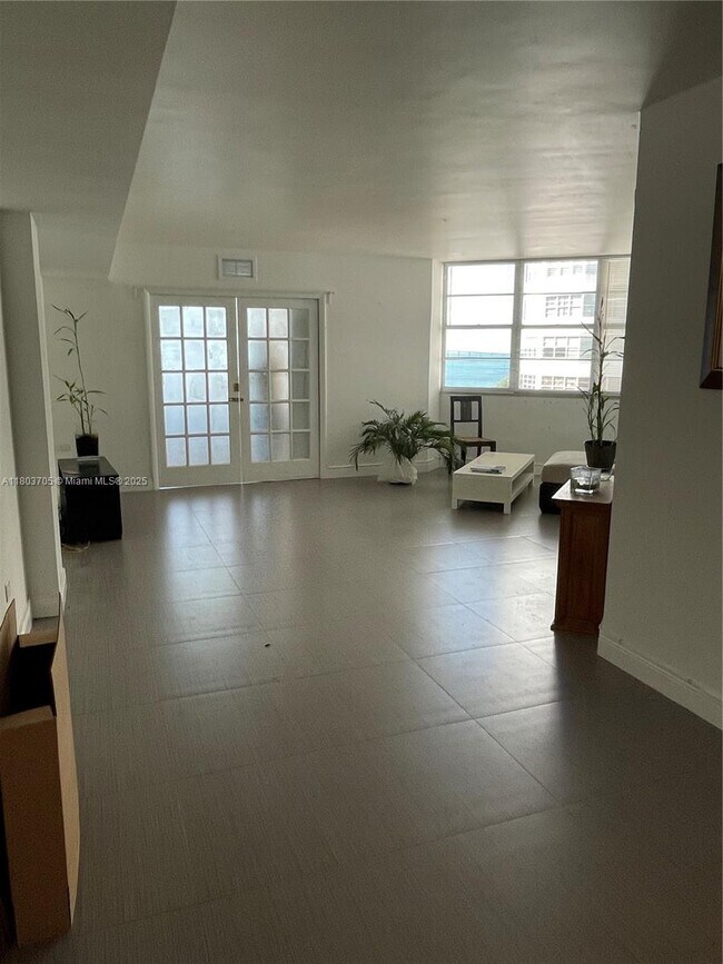Building Photo - 801 Brickell Bay Dr