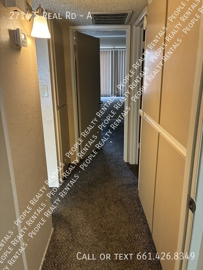 Building Photo - 2714 S Real Rd