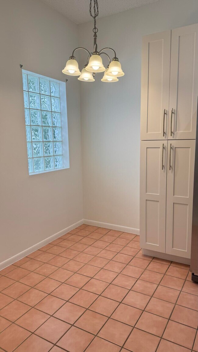 Building Photo - 5438 Verona Dr