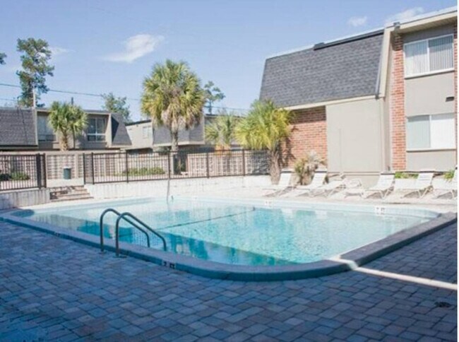 Building Photo - 1700 SW 16th Ct