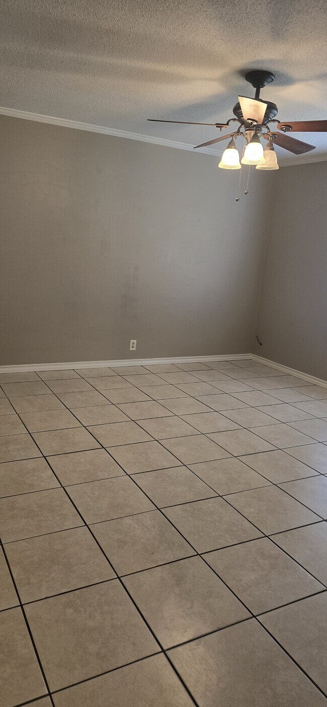 Building Photo - 711 Hillview St