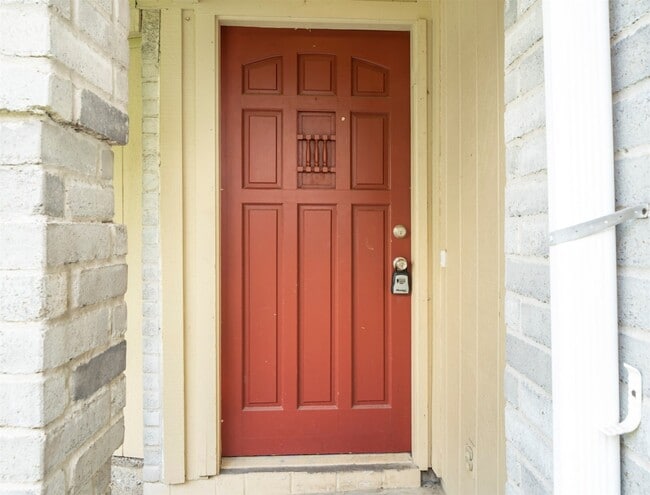 Building Photo - 10906 Canarywood Dr