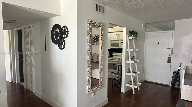 Building Photo - 1450 Brickell Bay Dr