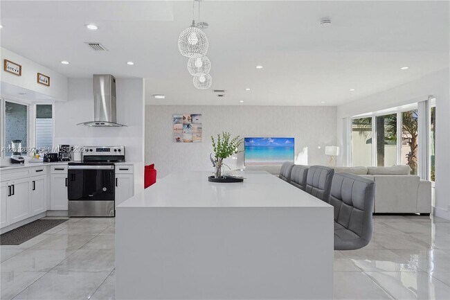 Building Photo - 632 S Crescent Dr