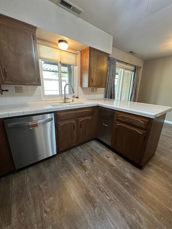 Building Photo - 5072 N Forkner Ave