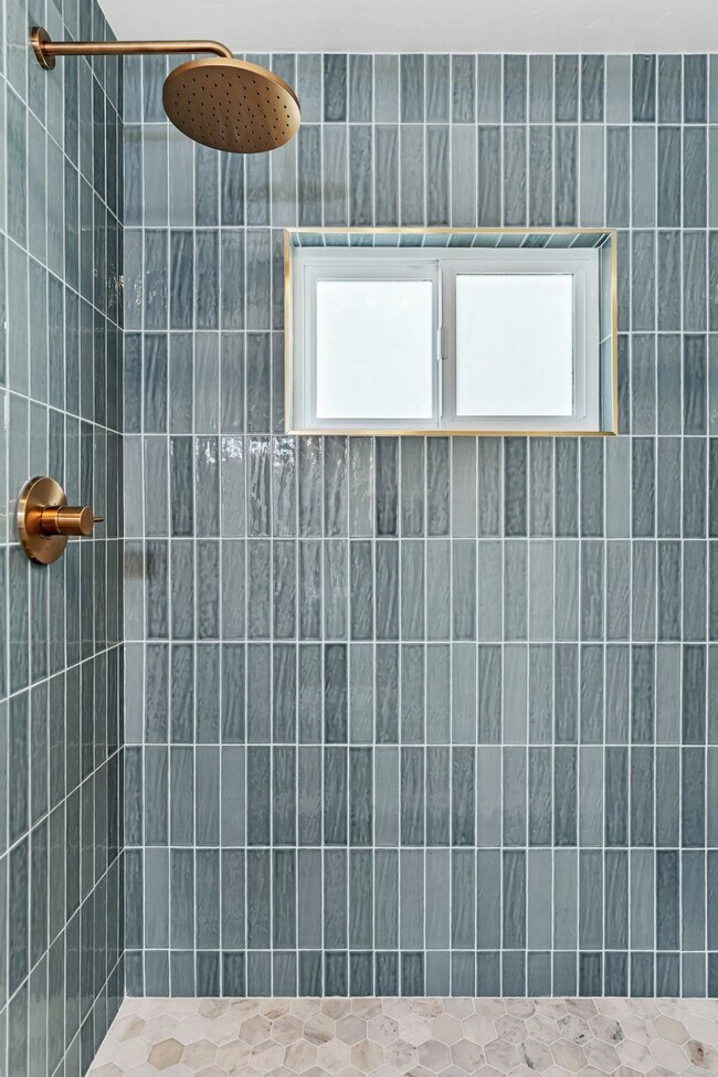 Building Photo - 4585 Saratoga Ave