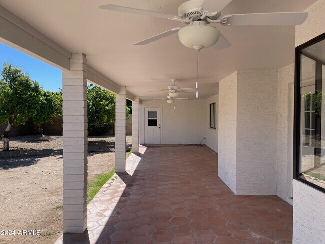 Building Photo - 839 E Meadow Ln