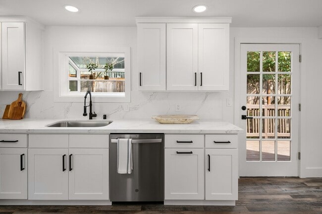 Building Photo - Beautiful Home in Seward Park!