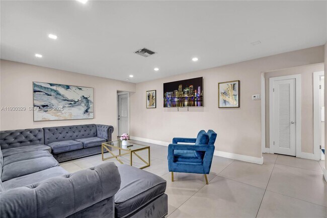 Building Photo - 2217 NW 4th Ave