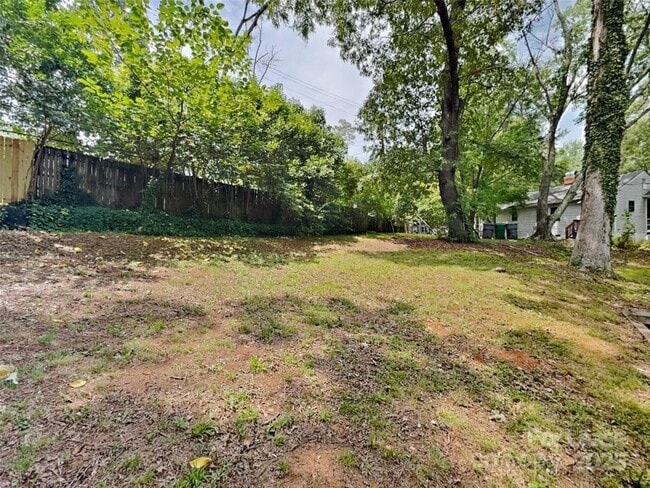 Building Photo - 2633 Brentwood Pl