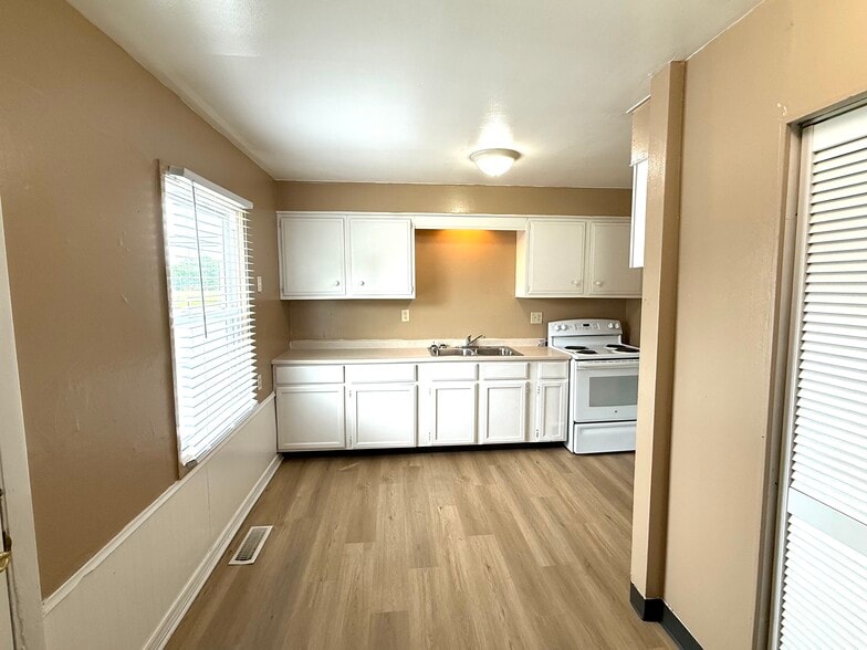 Building Photo - 401 Morris Dr