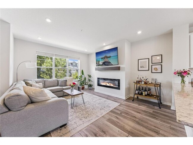 Building Photo - 2223 Gateway Curv