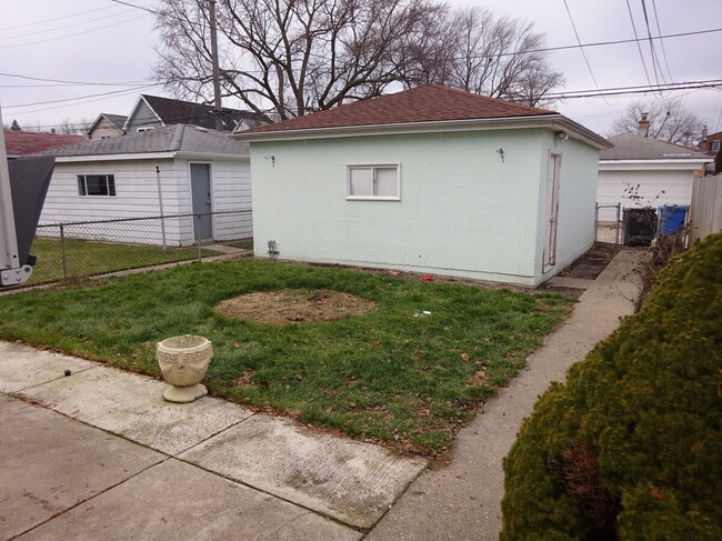 Building Photo - 5030 W Winnemac Ave