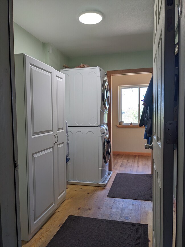 Building Photo - 6009 Blue Spruce Dr