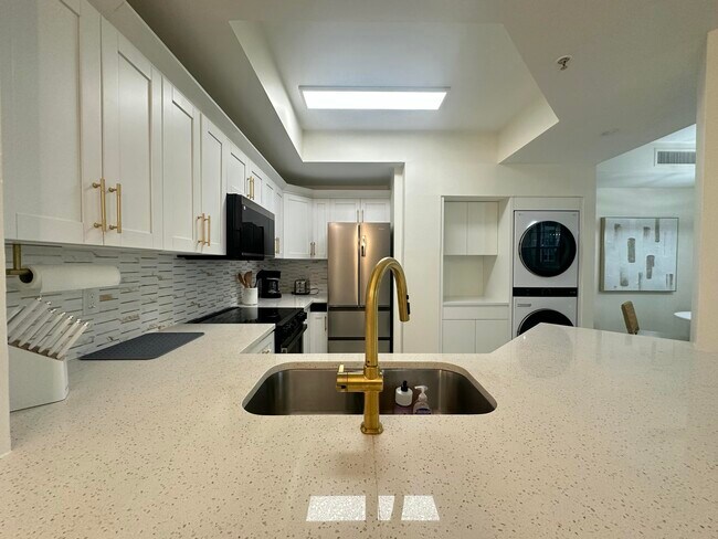 Building Photo - 630 S Sapodilla Ave