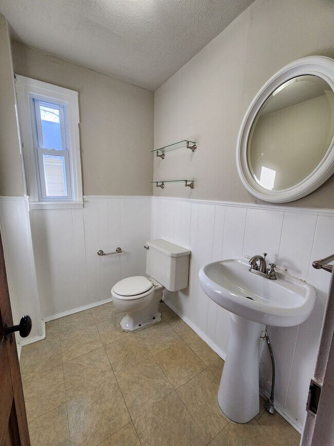 Building Photo - Spacious 3 Bedroom 1.5 Bathroom Home