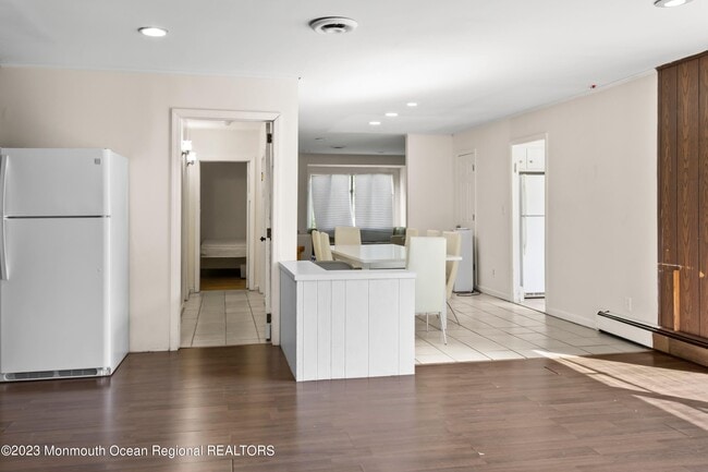 Building Photo - 988 Woodgate Ave
