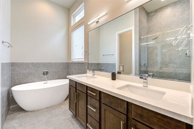 Building Photo - 730 Carriage Knls Dr