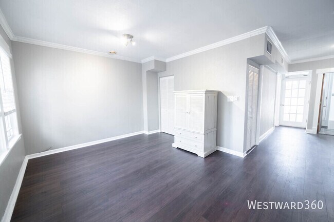 Building Photo - 921 W Winona-CH