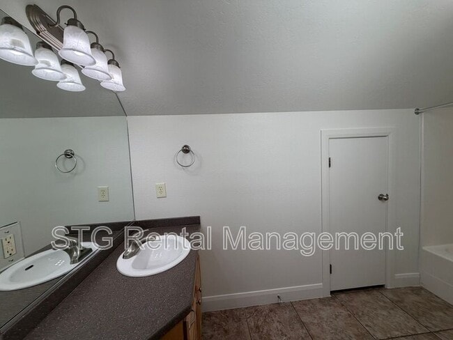 Building Photo - 449 W 500 N