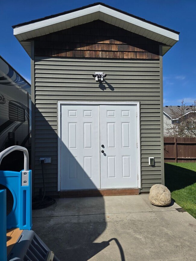 Building Photo - Beautiful 5 bedroom 2.5 bath home with 3 car garage and an additional Custom Shop in Post Falls!