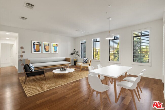 Building Photo - 5625 Crescent Park E