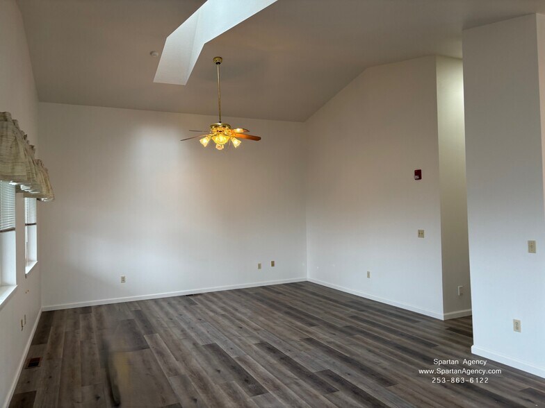 Building Photo - 15310 Main St E