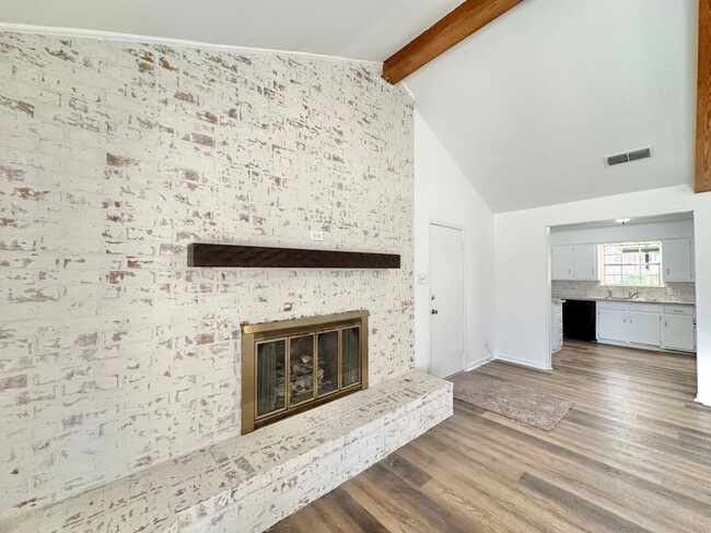 Building Photo - Available now! Newly Updated 3/2/2! Large ...