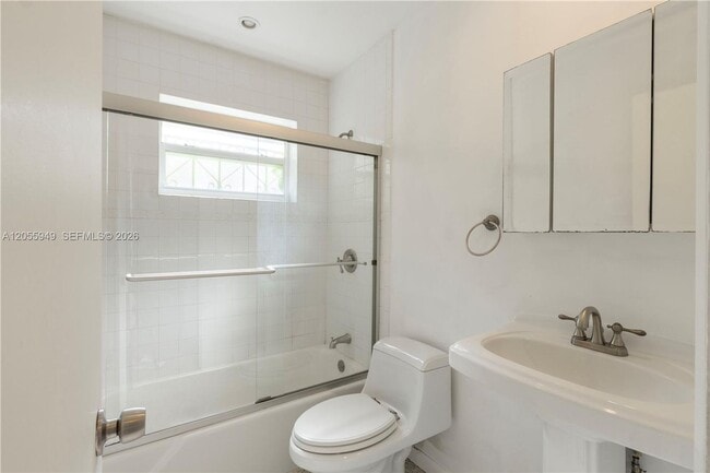 Building Photo - 565 NE 160th Terrace