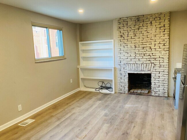 Building Photo - Recently Renovated Micro One Bedroom Apartment! May 1 move in!