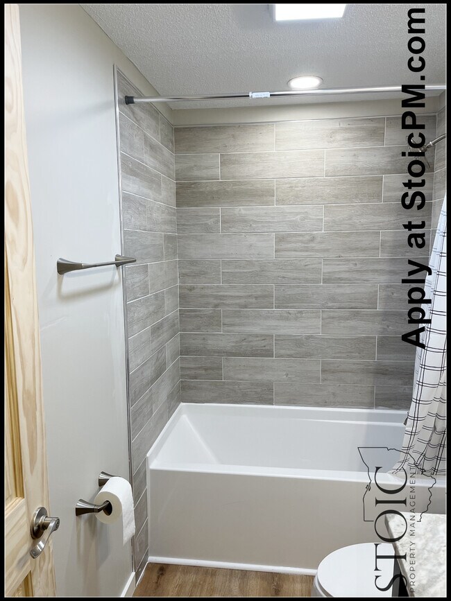 Building Photo - 123 N Main St