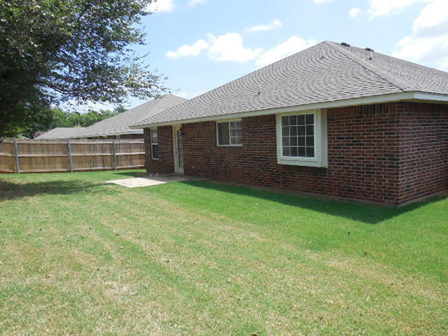 Building Photo - Two Living Areas!!! Spacious Three Bedroom Home in the Woodcreek Addition... Minutes from Campus,...