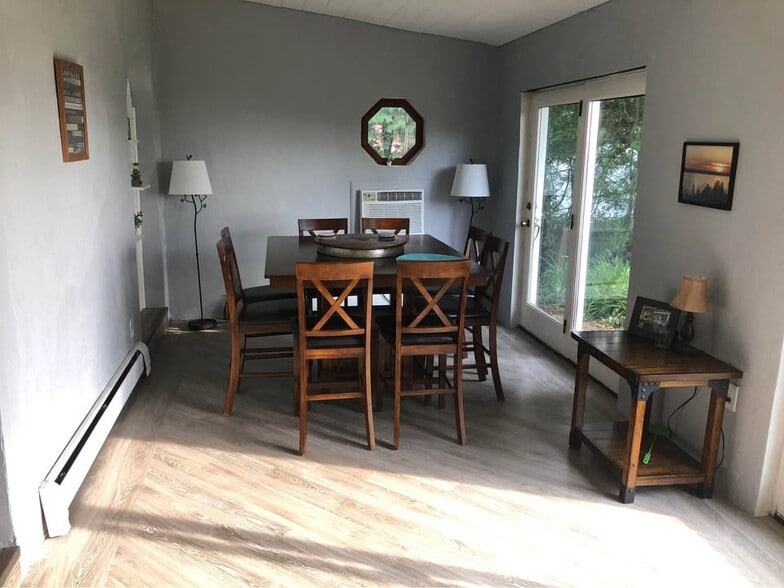 Dining room - 6117 E Lake Rd
