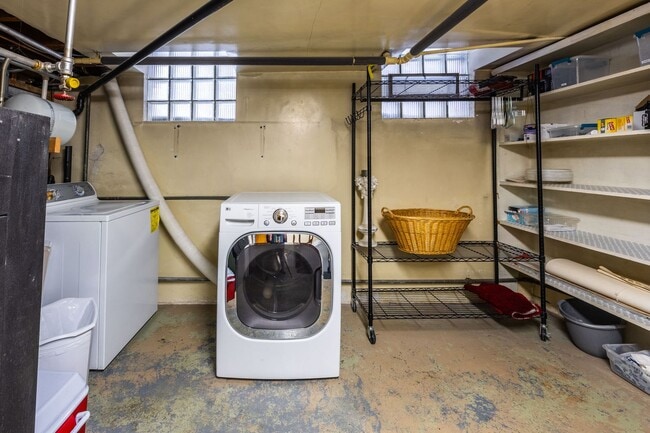 Building Photo - Your Fully Furnished 3 Bed 2 Bath Home Awaits Immediate Move-In!