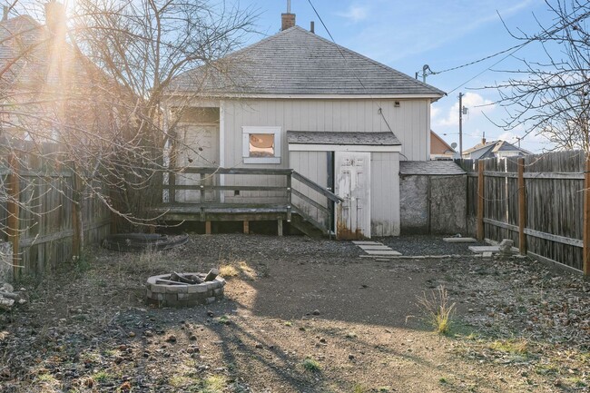 Building Photo - Cozy 2/1 Home Near Kendall Yards