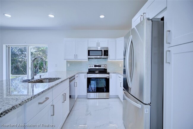 Building Photo - 827 Renault Ave