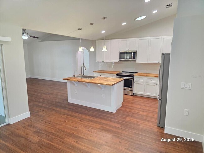 Building Photo - 834 Amidon St